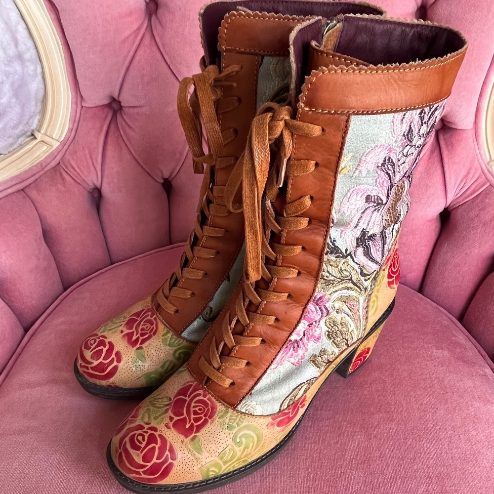 L'artiste By Spring Step Boots. Leather and fabric.